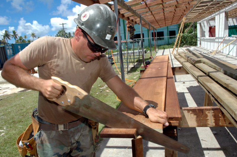 ebeniste-LE THORONET-min_worker_construction_building_carpenter_male_job_build_helmet-893290